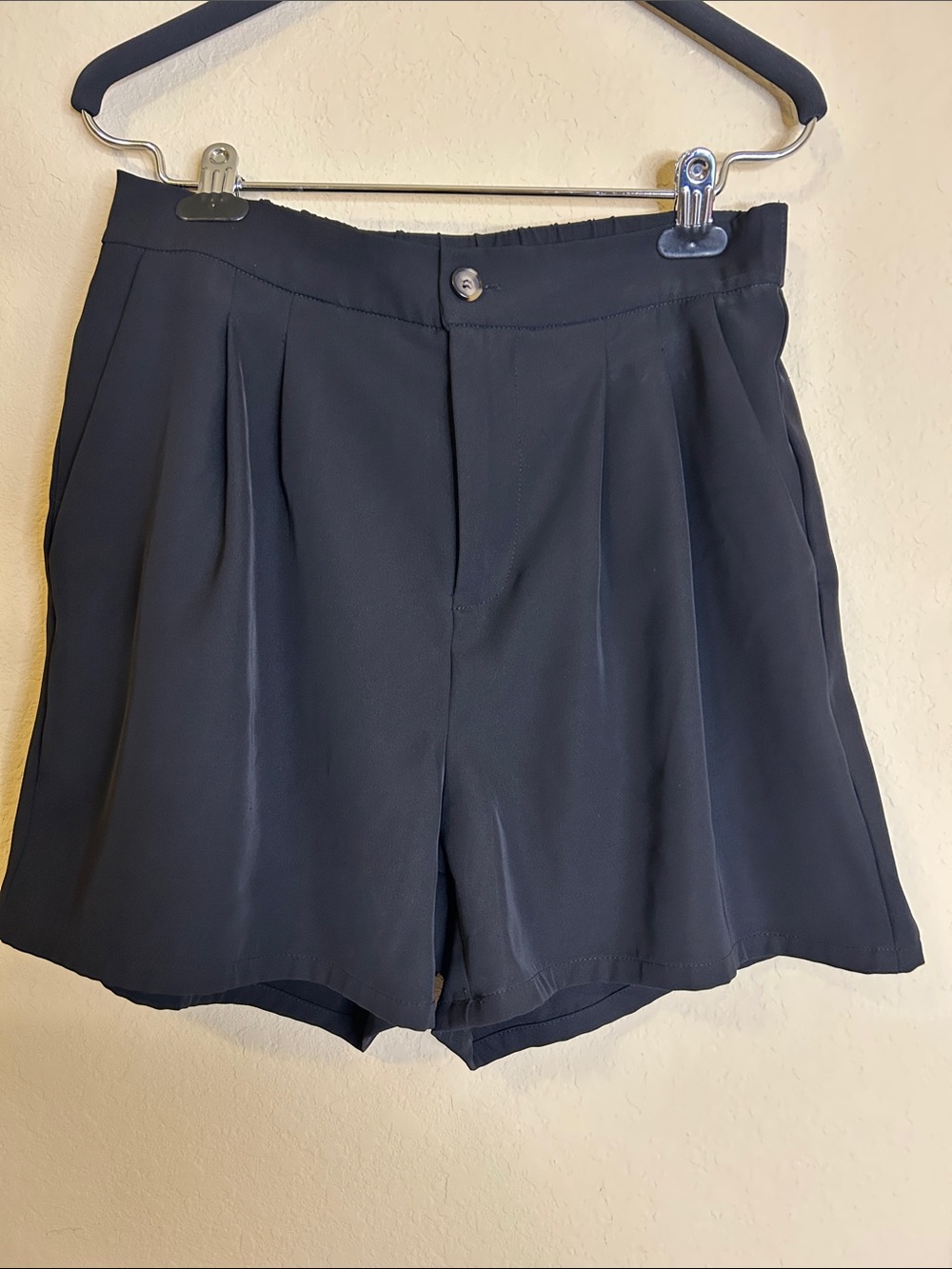 Women’s Black Pleated Front Dress Shorts
Size L